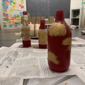 Unsere zweite Variante: goldenen Tupfen. Hierfür haben wir einen Schwamm verwendet. Der Kreativität sind wie gesagt keine Grenzen gesetzt!