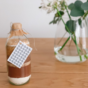 Downloade unsere Etikett mit der Backanleitung. Drucke es einfach als PDF aus, schneide den Anhänger aus, klebe Vorder-und Rückseite zusammen und hänge es an die Flasche!