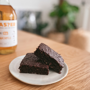 Mmmhhh! Vermenge nun die trockenen Zutaten mit den nassen Zutaten aus der Anleitung und nach kurzer Backzeit sind deine Brownies ready-to-eat! Lass es dir schmecken 3