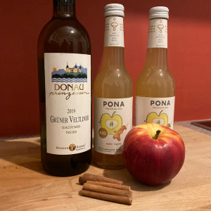 Für unseren Wonderful Glühwein brauchst du eine Fl Weißwein, 2 Fl PONA Apfel Ingwer, einen Apfel, drei Zimtstangen und Kardamompulver.