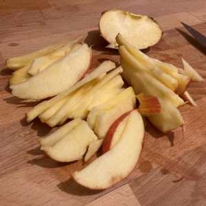 Den Apfel in dünne Scheiben schneiden. 