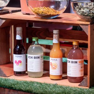 Natürlich sind auch unsere Wonderful Drinks PONA und ICH BIN WAS?ER auch mit dabei! (c) PULS 4/Gerry Frank