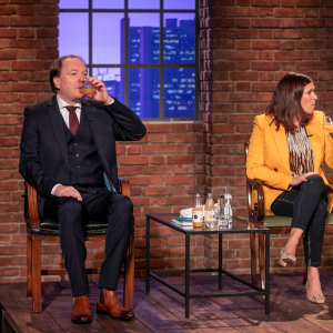 Den InvestorInnen Katharina Schneider und Bernd Hinteregger scheint es zu schmecken! (c) PULS 4/Gerry Frank