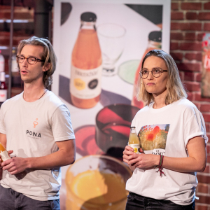 Ernste Blicke? Können Anna und Josef die Jury von "2 Minuten 2 Millionen" überzeugen? (c) PULS 4/Gerry Frank 