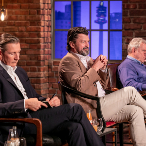 Die Investoren Alexander Schütz, Martin Rohla und Hans Peter Haselsteiner lauschen interessiert dem bitterschön Pitch von Anna und Josef. (c)PULS 4/Gerry Frank