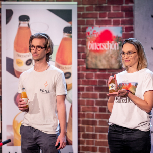 Anna und Josef pitchen bitterschön - DEN Bio Bitter Spritz aus rein natürlichen Zutaten und ohne Zuckerzusatz sowie sonstigen Zusatzstoffen. (c) PULS 4/Gerry Frank