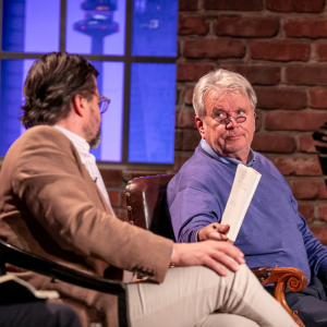 Martin Rohla und Hans Peter Haselsteiner beraten sich. (c) PULS 4/Gerry Frank