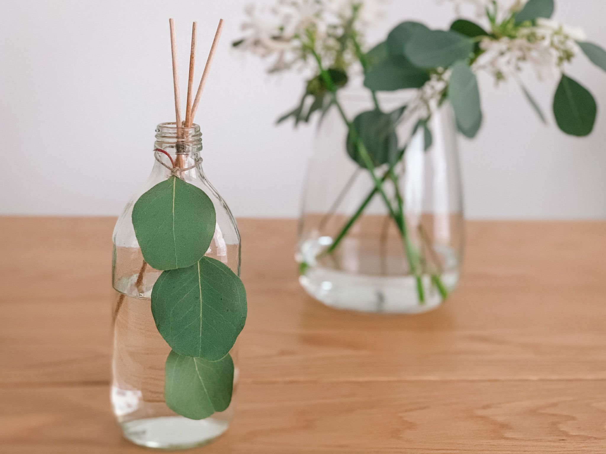 Diffusor in Glasflasche Auf Holztisch Gegen Fenster in