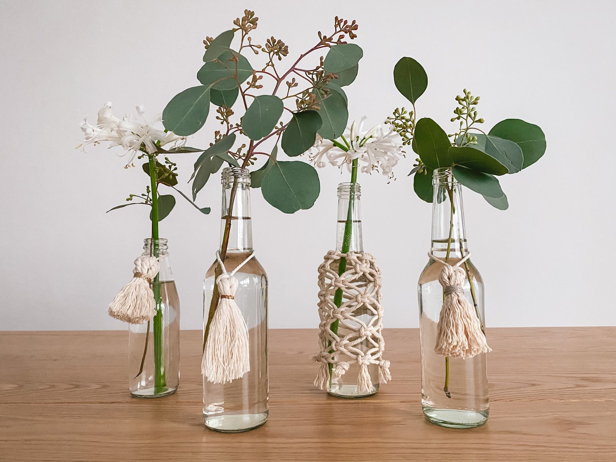 Upcycling: stilvolle Vasen im Makramee Stil
