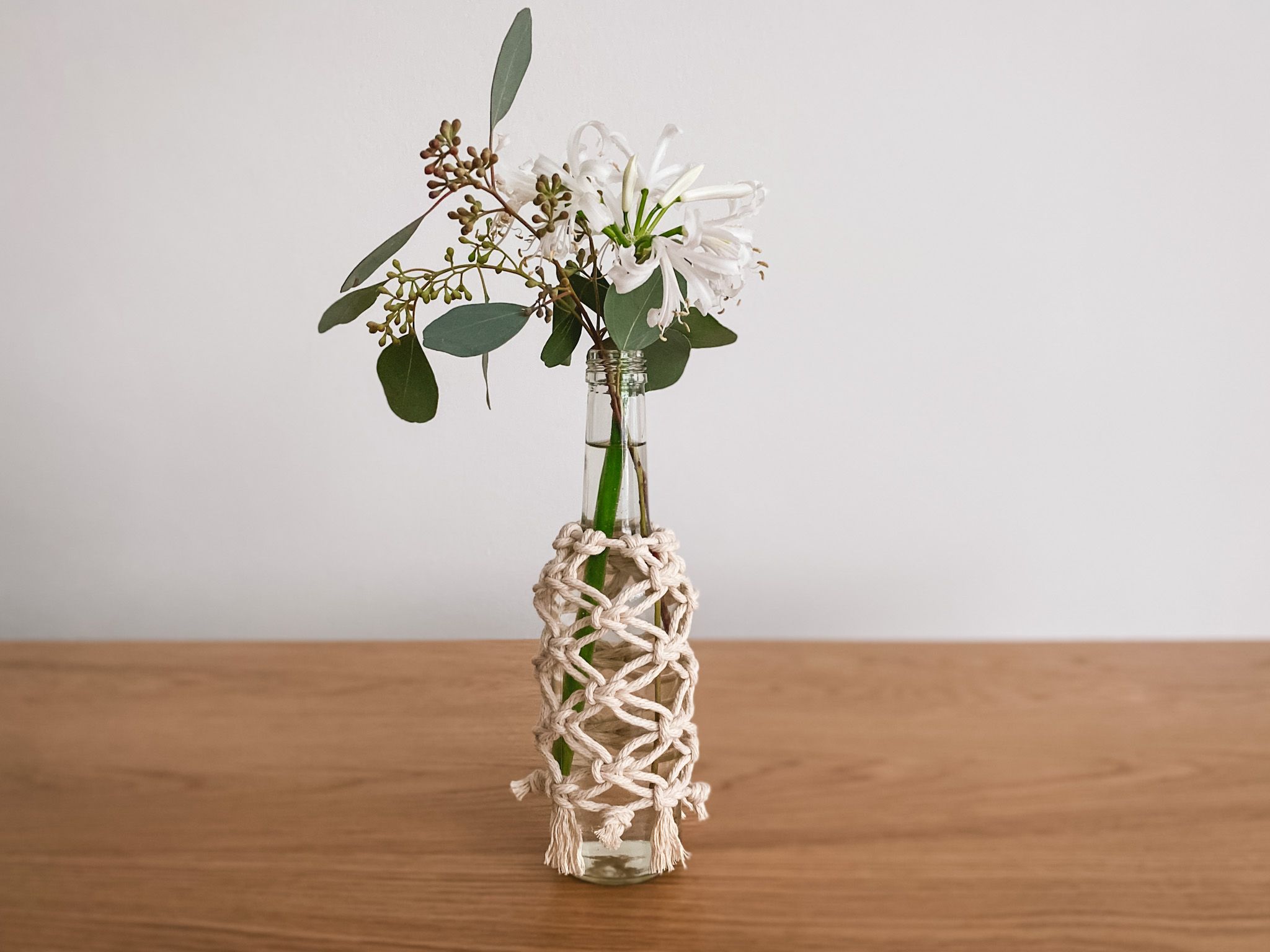 Upcycling: stilvolle Vasen im Makramee Stil